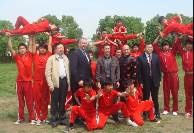 美国专家教授在市教育局杨滨局长陪同下来我校文化和武...